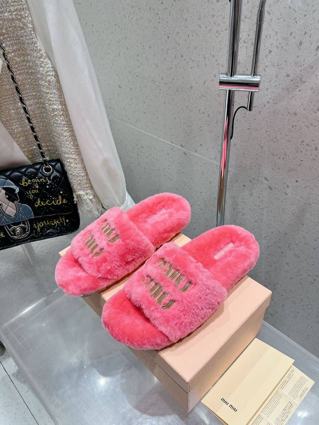 出厂 Miumiu缪缪 Miu家2024秋冬新品 专柜最新爆款毛毛拖鞋系列 火爆毛毛款拖鞋 今年主推款 上脚精致小巧，百搭好看，舒适又优雅，时尚 简约高级 随意